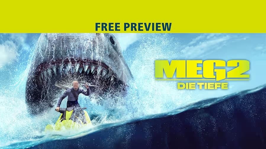 Filmplakat Meg 2: Die Tiefe (2023) – Jason Statham auf Jet-Ski vor angreifendem Megalodon