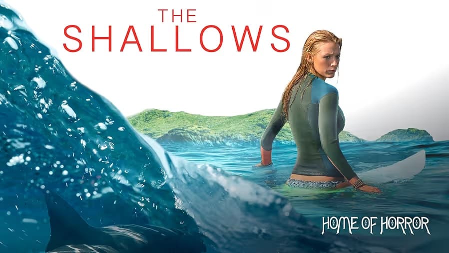 Filmplakat The Shallows (2016) – Blake Lively als Surferin vor Weißem Hai